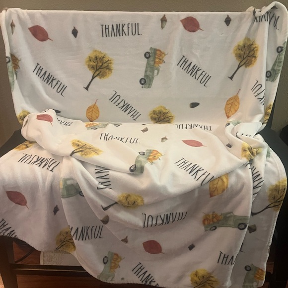New Festive Fall Thankful Blanket - Picture 2 of 6